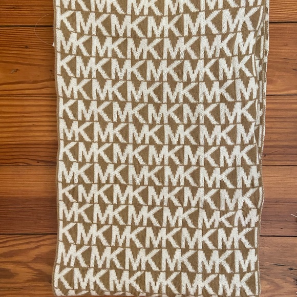 Reversible Michael Kors Scarf - Picture 11 of 11